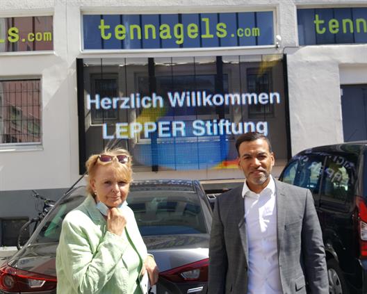 Doris G. Lepper und Tyrone Winbush von der Lepper Stiftung zu Besuch an der HSD